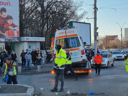 FOTO Profit.ro - Haos în traficul din Drumul Taberei. O ambulanță, lovită și răsturnată în plină intersecție, circulația tramvaielor 41 a fost oprită