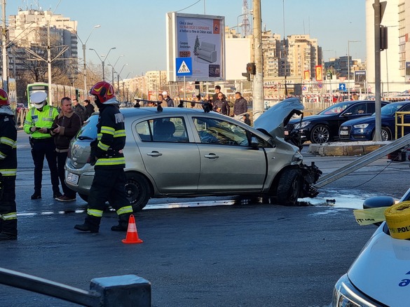 FOTO Profit.ro - Haos în traficul din Drumul Taberei. O ambulanță, lovită și răsturnată în plină intersecție, circulația tramvaielor 41 a fost oprită
