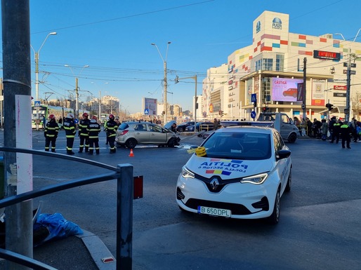 FOTO Profit.ro - Haos în traficul din Drumul Taberei. O ambulanță, lovită și răsturnată în plină intersecție, circulația tramvaielor 41 a fost oprită