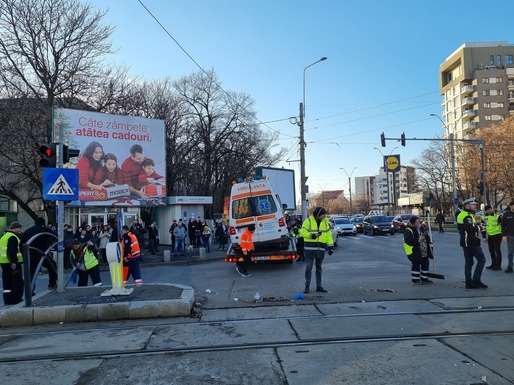 FOTO Profit.ro - Haos în traficul din Drumul Taberei. O ambulanță, lovită și răsturnată în plină intersecție, circulația tramvaielor 41 a fost oprită