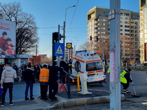 FOTO Profit.ro - Haos în traficul din Drumul Taberei. O ambulanță, lovită și răsturnată în plină intersecție, circulația tramvaielor 41 a fost oprită