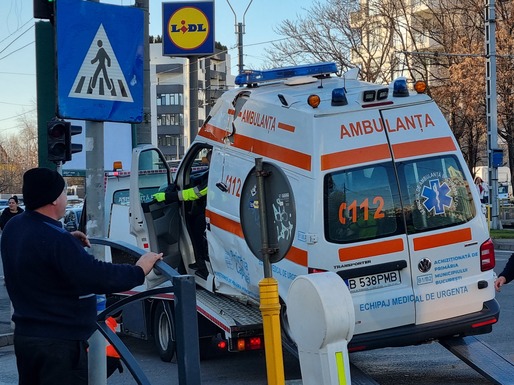 FOTO Profit.ro - Haos în traficul din Drumul Taberei. O ambulanță, lovită și răsturnată în plină intersecție, circulația tramvaielor 41 a fost oprită