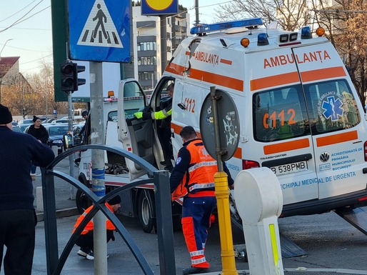 FOTO Profit.ro - Haos în traficul din Drumul Taberei. O ambulanță, lovită și răsturnată în plină intersecție, circulația tramvaielor 41 a fost oprită