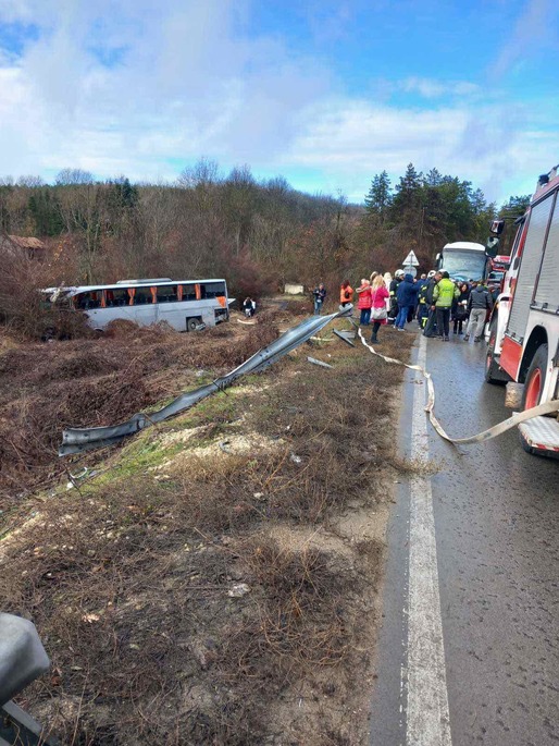 FOTO Accident grav în Bulgaria, cu un autocar în care se aflau români