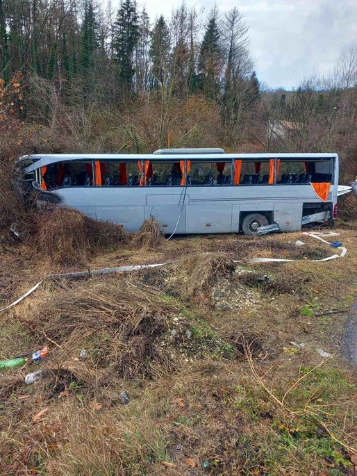 FOTO Accident grav în Bulgaria, cu un autocar în care se aflau români