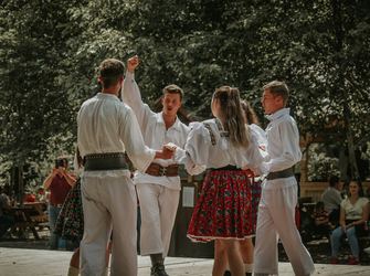 Românii sunt printre cei mai mulțumiți din UE cu viața pe care o duc