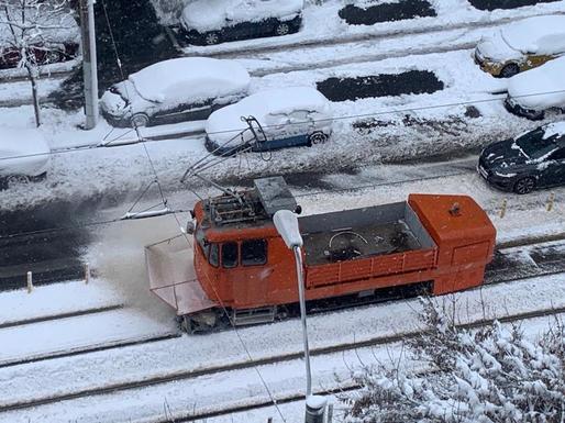 FOTO Zăpadă în București – Pompierii au avut 60 de intervenții în cinci ore. 54 de mașini avariate