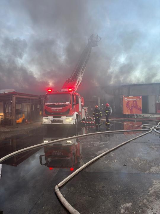 FOTO Incendiu la o hală de depozitare. Aproape 150 persoane evacuate