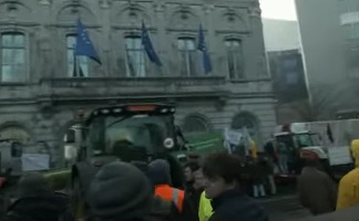 VIDEO Fermierii protestează în fața Parlamentului European. Și-au parcat tractoarele lângă instituției și au aprins focuri