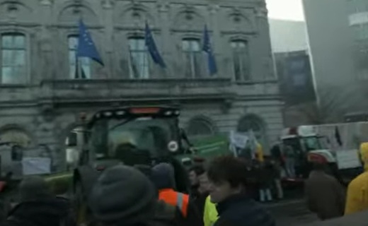 VIDEO Fermierii protestează în fața Parlamentului European. Și-au parcat tractoarele lângă instituției și au aprins focuri