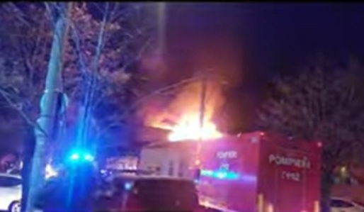 VIDEO Incendiu violent la un restaurant. Zeci de persoane au fost evacuate 