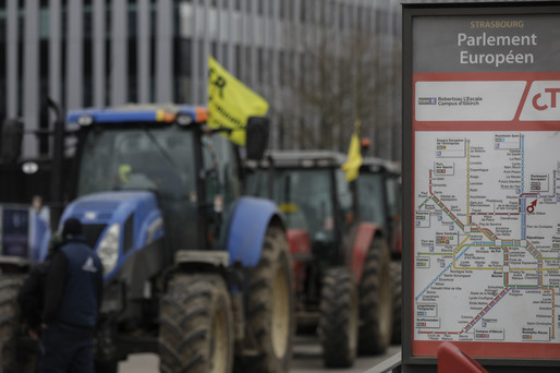 VIDEO&FOTO Protest cu tractoare al agricultorilor în fața sediului Parlamentului European de la Strasbourg