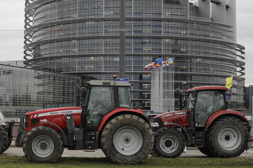 VIDEO&FOTO Protest cu tractoare al agricultorilor în fața sediului Parlamentului European de la Strasbourg