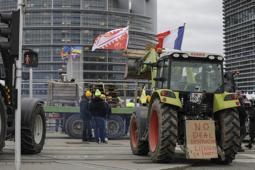 VIDEO&FOTO Protest cu tractoare al agricultorilor în fața sediului Parlamentului European de la Strasbourg