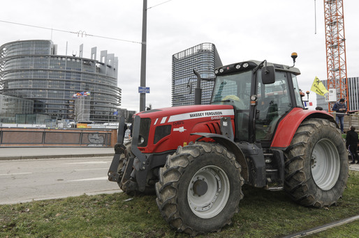 VIDEO&FOTO Protest cu tractoare al agricultorilor în fața sediului Parlamentului European de la Strasbourg