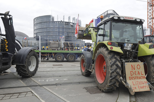 VIDEO&FOTO Protest cu tractoare al agricultorilor în fața sediului Parlamentului European de la Strasbourg