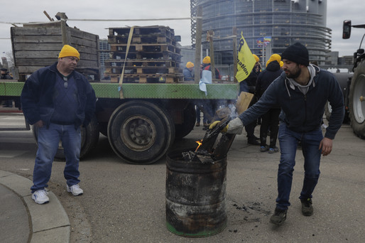 VIDEO&FOTO Protest cu tractoare al agricultorilor în fața sediului Parlamentului European de la Strasbourg