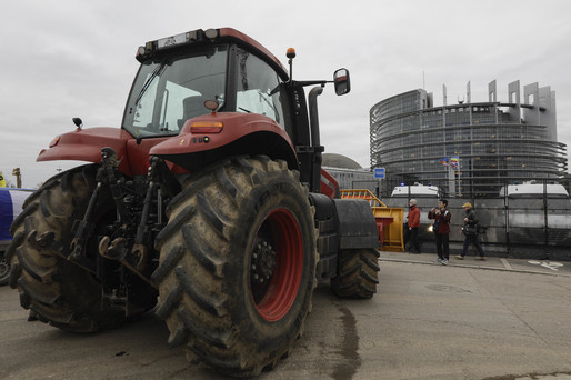 VIDEO&FOTO Protest cu tractoare al agricultorilor în fața sediului Parlamentului European de la Strasbourg