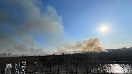 GALERIE FOTO Incendiu puternic în Delta Văcărești. A fost emis mesaj RO-Alert