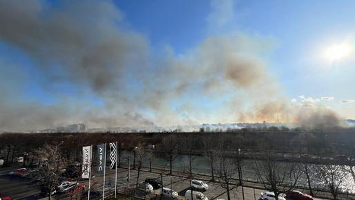 GALERIE FOTO Incendiu puternic în Delta Văcărești. A fost emis mesaj RO-Alert