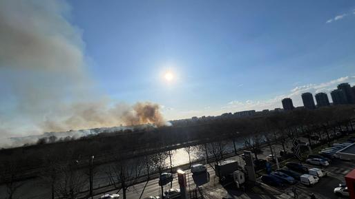 GALERIE FOTO Incendiu puternic în Delta Văcărești. A fost emis mesaj RO-Alert