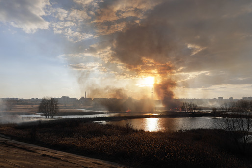 GALERIE FOTO Incendiu puternic în Delta Văcărești. A fost emis mesaj RO-Alert