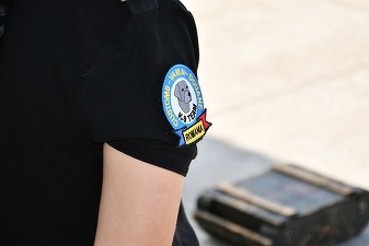 Directorul Direcției Regionale Vamale București, un șef de birou și trei funcționari, reținuți de către procurorii DNA. Sunt acuzați de luare de mită și alte infracțiuni
