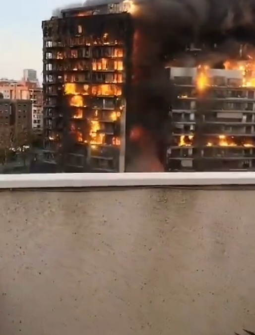 VIDEO Administratorul blocului distrus de incendiul uriaș din Valencia este o româncă. Explicația incendiului