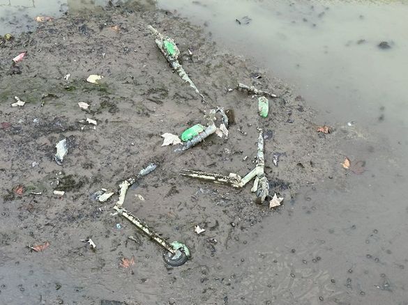 FOTO Zeci de trotinete electrice, descoperite în albia Dâmboviței
