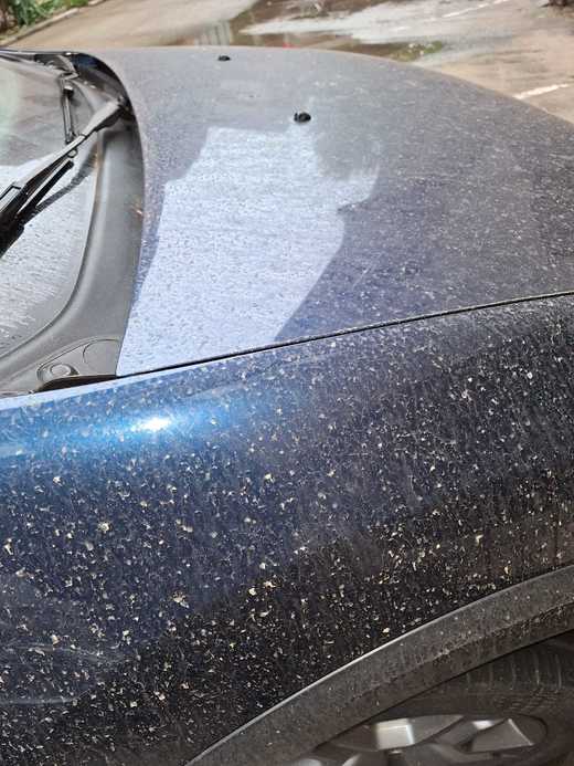 FOTO Praf saharian în Capitală: Bucureștenii și-au găsit mașinile acoperite de un strat roșiatic