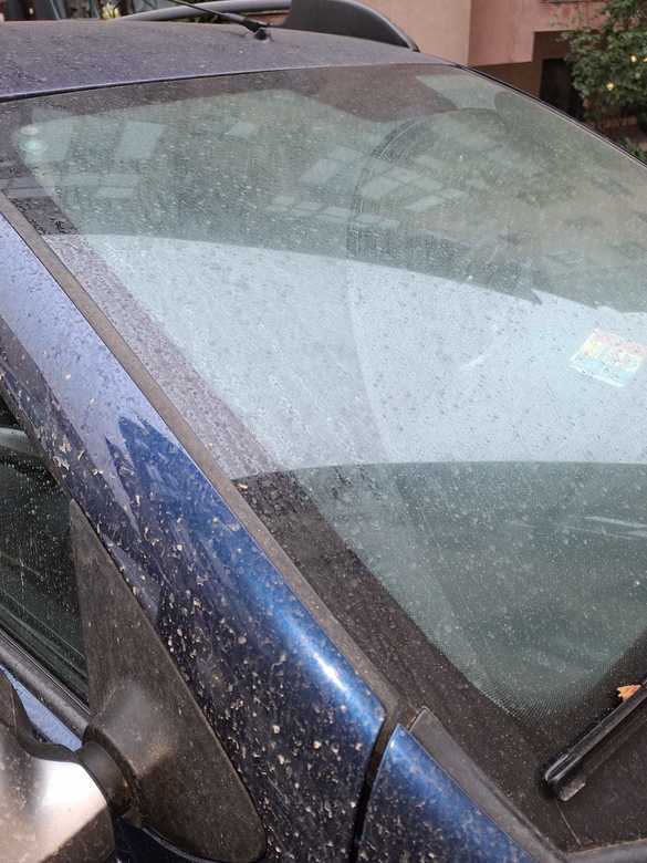 FOTO Praf saharian în Capitală: Bucureștenii și-au găsit mașinile acoperite de un strat roșiatic