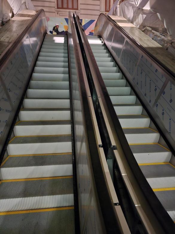 FOTO Au fost instalate primele scări rulante noi în pasajul pietonal de la Piața Universității