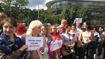 Angajații din aparatul de lucru al Guvernului au declanșat un nou protest spontan