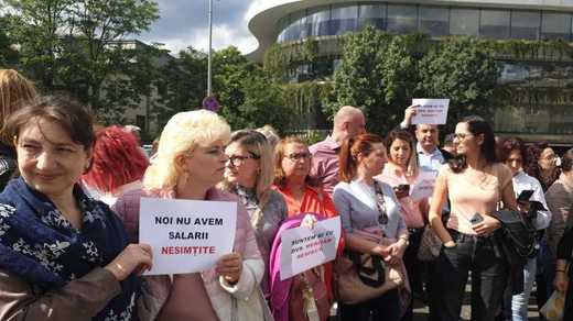 Angajații din aparatul de lucru al Guvernului au declanșat un nou protest spontan
