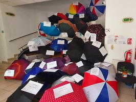 FOTO Protest inedit al angajaților din Guvern, nemulțumiți de creșterea de 10% a salariilor promisă de executiv. Ei au organizat ”protestul umbrelelor”
