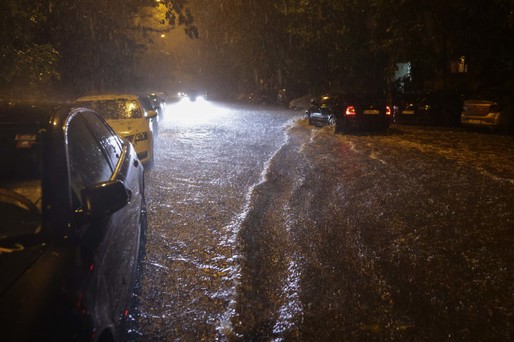 FOTO Străzi întregi din București, inundate în doar câteva minute