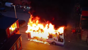 VIDEO Răscoală și tulburări de stradă, într-o comunitate de români din Leeds. O mulțime furioasă a dat foc unui autobuz și a răsturnat o mașină de poliție