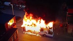 VIDEO Răscoală și tulburări de stradă, într-o comunitate de români din Leeds. O mulțime furioasă a dat foc unui autobuz și a răsturnat o mașină de poliție