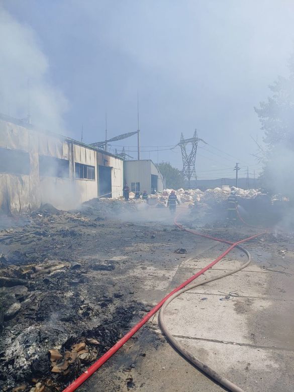 FOTO Incendiu de amploare la o fabrică de mase plastice; un pompier a leșinat