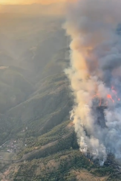 VIDEO Incendiu puternic în Mehedinți: ard peste 200 hectare teren. A fost chemat și un elicopter Black Hawk 