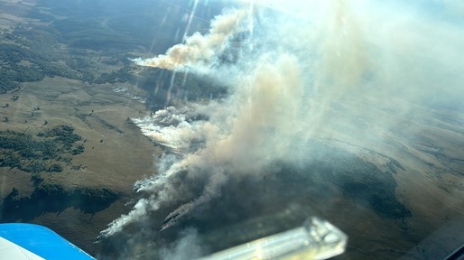 Pompierii încearcă să stingă încă un incendiu de vegetație forestieră în Maramureș. Peste 70 de hectare afectate, în zonă cu acces dificil