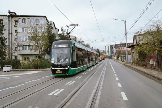 Tramvai-cafenea într-un mare oraș din țară, localnicii reclamă însă că transportul în comun este insuficient 