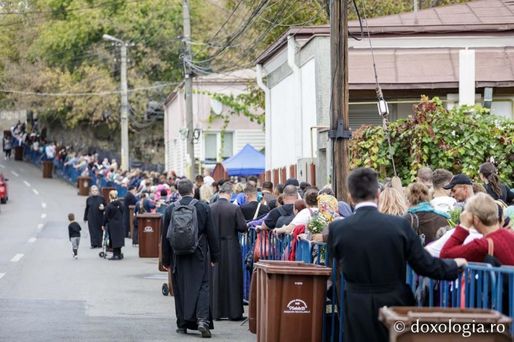 Iași - Peste 50.000 de pelerini așteaptă să se închine la moaștele Sfintei Cuvioase Parascheva și ale Sfântului Pantelimon, rândul întinzându-se pe o distanță de peste șase kilometri
