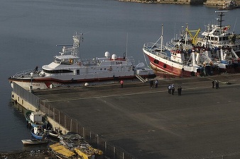 O navă a gărzii de coastă italiene a preluat migranți din Albania pentru a-i transfera din nou în Italia

