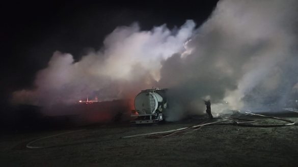 FOTO Cisterne ard într-o parcare din 2 Mai. Se aud explozii, a fost transmis și un mesaj RO-Alert