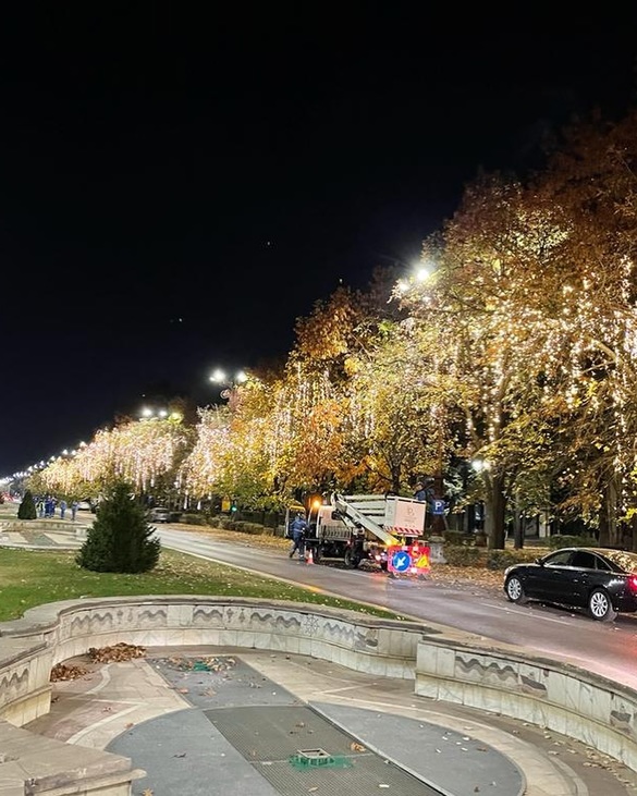 FOTO A început montarea decorațiunilor de Crăciun în București. 3.000 de elemente luminoase noi. Când începe târgul de Crăciun