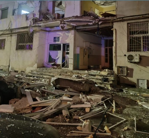 FOTO Explozie într-un bloc din Brăila. Zeci de persoane au fost evacuate. 16 apartamente au fost avariate