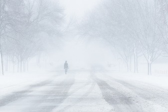 HARTĂ Vremea se înrăutățește de la noapte – Vântul va sufla cu putere în cea mai mare parte a țării și se extind ninsorile. Cod roșu de viscol puternic și ninsori abundente în anumite zone