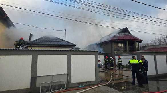 FOTO Incendiu de amploare în Tunari. Au fost afectate trei imobile