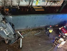 FOTO Accident spectaculos în parcarea unui mall - Poliția explică cum a căzut un șofer cu mașina de la etajul 2
